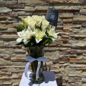 Jarrón Atado 12 Rosas Blancas y Lilys
